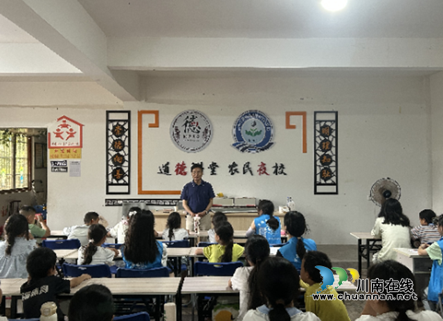 叙永县关工委执行主任张德全赴石厢子彝族乡堰塘村调研