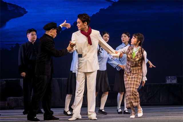 戏剧《热血芳华》庆“八一”专场演出在江阳艺术宫举行
