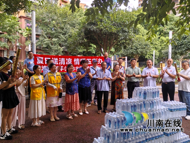 送清凉（曾佐然摄）.jpg