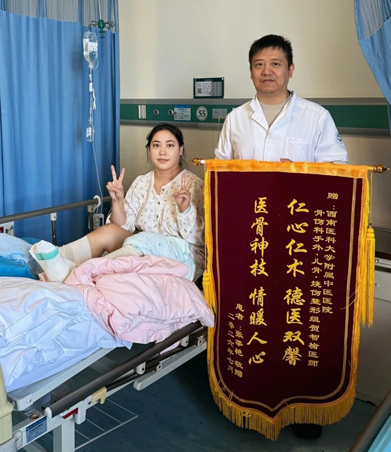 “痛到没有知觉了...” 26岁女生骑电瓶车遭遇轿车“开门杀”