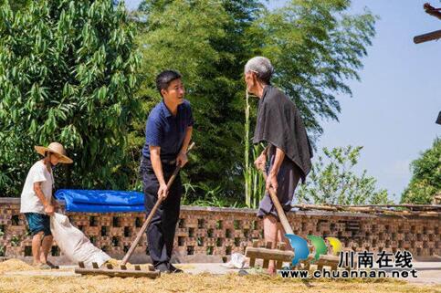 胡运华：丹心铸忠诚 情满扶贫路(图3)