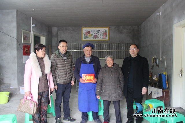 泸县卫生健康局到云龙镇走访慰问失独家庭及云龙卫生院援彝干部