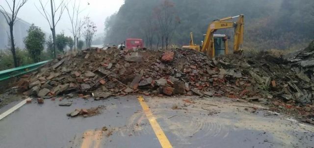 请不要这样封村封路，留个“生命通道”给消防车和救护车！(图1)