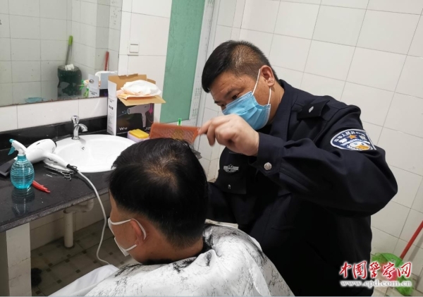 泸县：两名民辅警“重操旧业”为民辅警理发(图1)