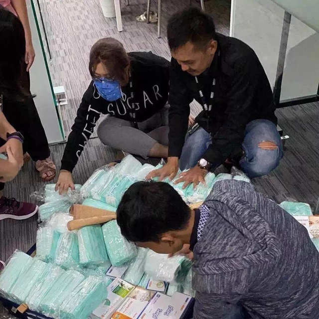 千里走单骑！15岁少年只身一人，从国外“人肉”背回1.5万只口罩