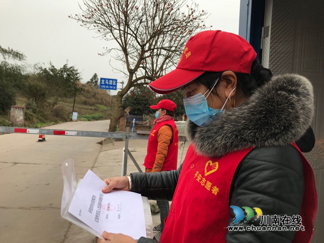 破解运输难题 泸县给蔬果车发放特别“通行证”(图1)
