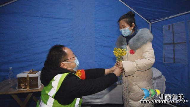 合江：工装代替婚服，菜花代替玫瑰，5分钟婚礼在检测点温情举行