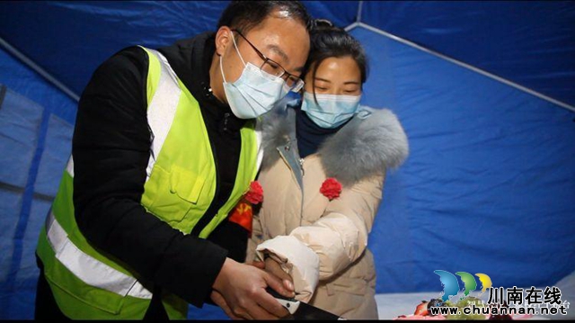 合江:工装代替婚服,菜花代替玫瑰,5分钟婚礼在检测点温情举行(图4) 合江:工装代替婚服,菜花代替玫瑰,5分钟婚礼在检测点温情举行(图4)