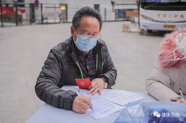 西南医大附院:260余名医务工作者撸袖献血7.23万毫升!(图2) 西南医大附院:无偿献血显大爱,万众一心齐抗疫(图2)