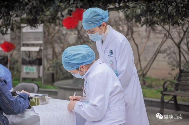 西南医大附院:260余名医务工作者撸袖献血7.23万毫升!(图4) 西南医大附院:260余名医务工作者撸袖献血7.23万毫升!(图4)