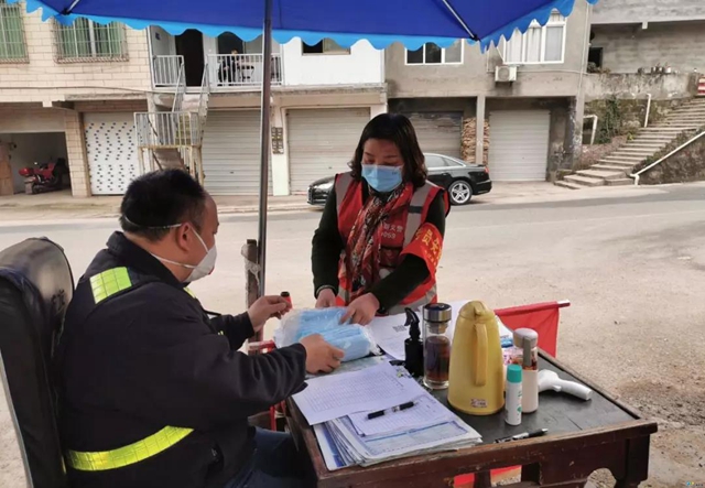 内江这位社区主任自掏腰包购买7000个口罩送上“前线”(图4) 内江这位社区主任自掏腰包购买7000个口罩送上“前线”(图4)