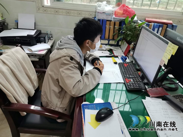 泸县喻寺镇00后志愿者王福林：疫情防控磕掉门牙不后悔