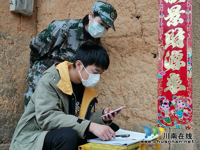 泸县喻寺镇00后志愿者王福林：疫情防控磕掉门牙不后悔(图7)