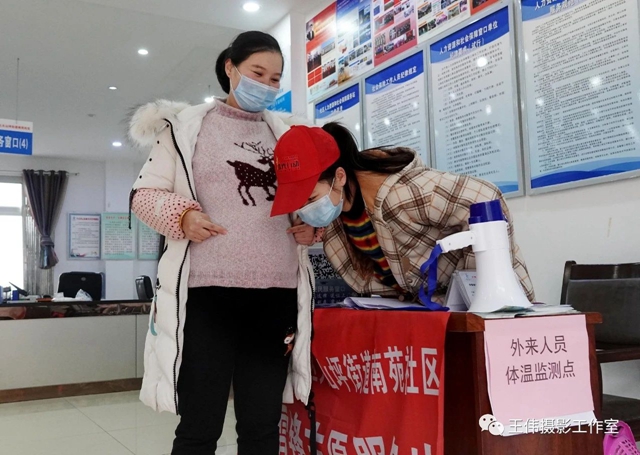 泸州王伟纪实摄影《抗疫中的准妈妈书记》赏析(图12)