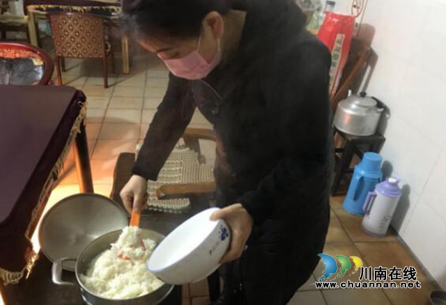 江阳区北城街道濂溪路社区：隔离疫情不隔离爱---热腾腾的饭菜暖人心
