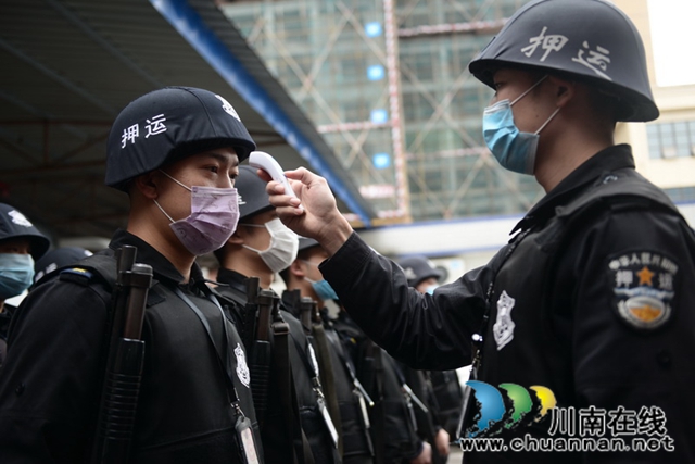 泸州：战“疫”镜头下的金融武装守押勤务(图2)