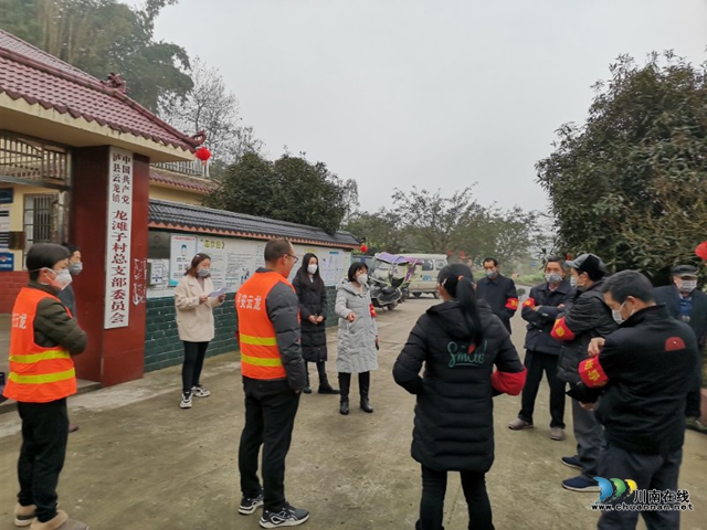 泸县云龙镇：一面旗帜 一颗红心