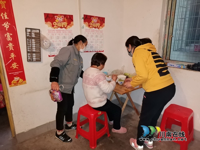 泸县玉蟾街道：独居盲人做饭难 党员上门送温暖