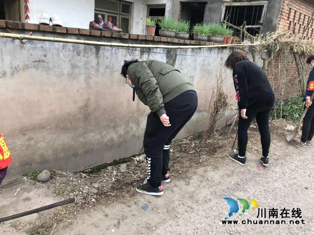 江阳区茜草街道沙坪社区：开展周末卫生大扫除 筑就疫情防控坚实屏障