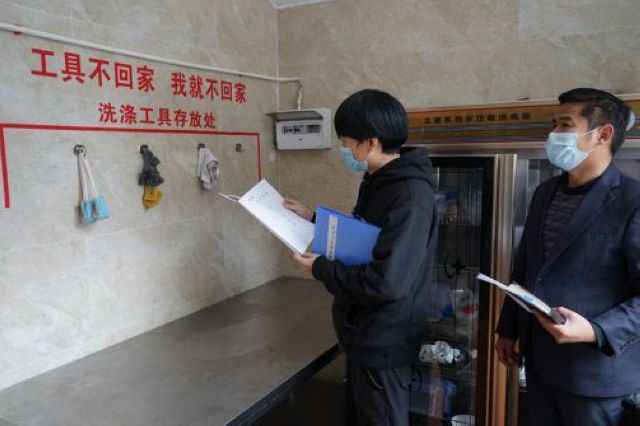 泸州市市场监管部门和消委组织联合开展消费市场体察活动(图2)