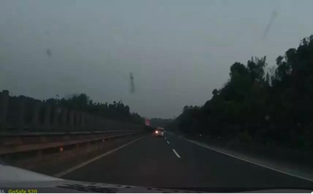 危险！男子凌晨乐宜高速逆行！竟称自己没违法(图2)
