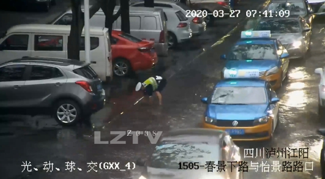 你弯腰的样子真帅！ 泸州54岁交警徒手清理排污口(图5)