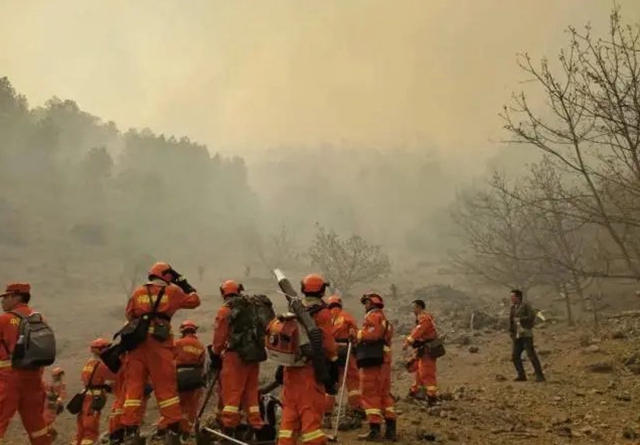 四川针对木里森林火灾启动三级响应 3000多人参与扑救(图4) 四川针对木里森林火灾启动三级响应 3000多人参与扑救(图4)