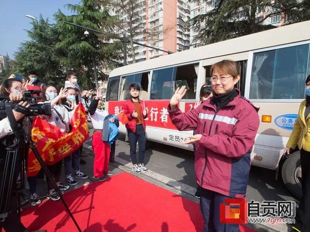 全城沸腾！自贡首批回川的20名援鄂医疗队员回家(图11)