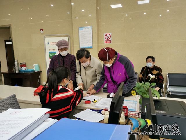 江阳区茜草街道沙坪社区多举措开展高龄津贴认证工作