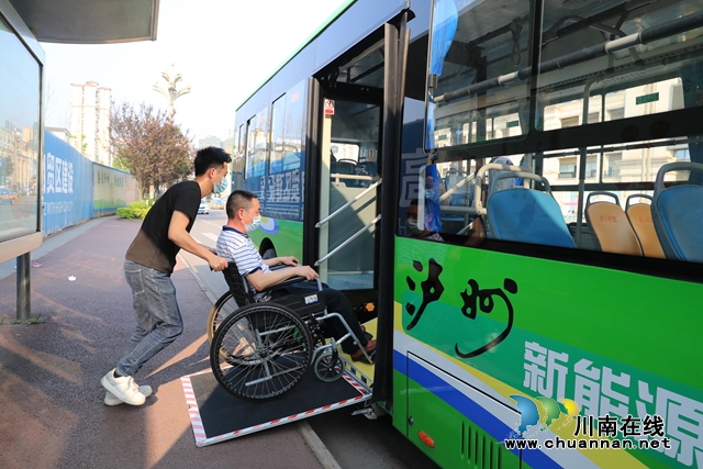 坐公交出行无障碍!泸州首次投入无障碍纯电动公交车(图1) 坐公交出行无障碍!泸州首次投入无障碍纯电动公交车(图1)