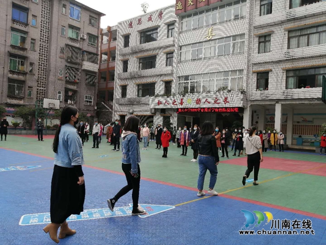 纳溪逸夫小学开展“新冠肺炎疫情背景下开学防控演练”活动(图4) 纳溪逸夫小学开展“新冠肺炎疫情背景下开学防控演练”活动(图4)