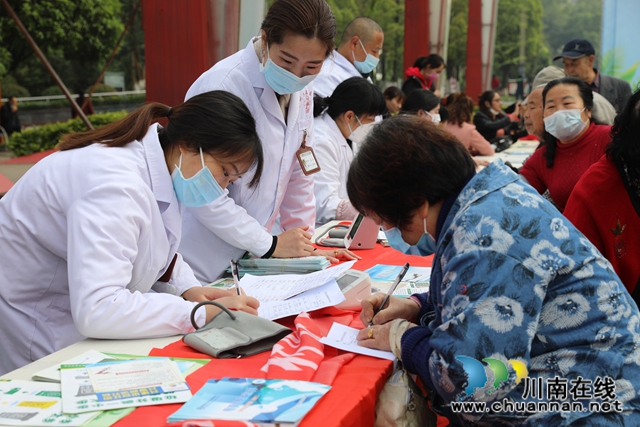 江阳区华阳街道开展“防疫有我、爱卫同行”集中宣传活动