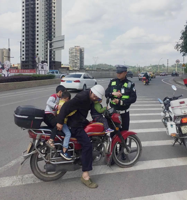 胆大！宜宾一男子酒后驾驶摩托车，还载着3个小孙子！(图2)