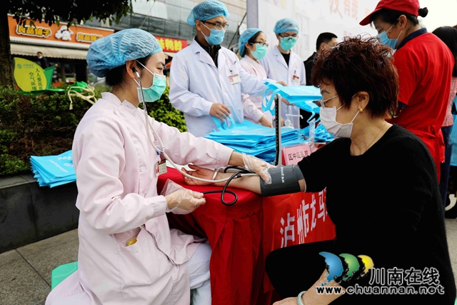 龙马潭区开展“第32个爱国卫生月”集中宣传活动