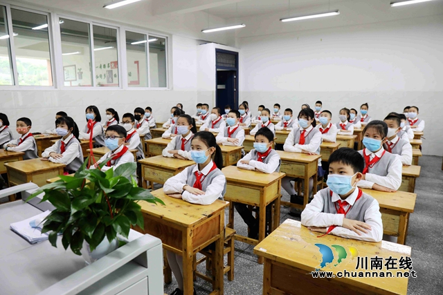 龙马潭：抗疫英雄走进课堂 电视直播讲述援鄂故事(图5)