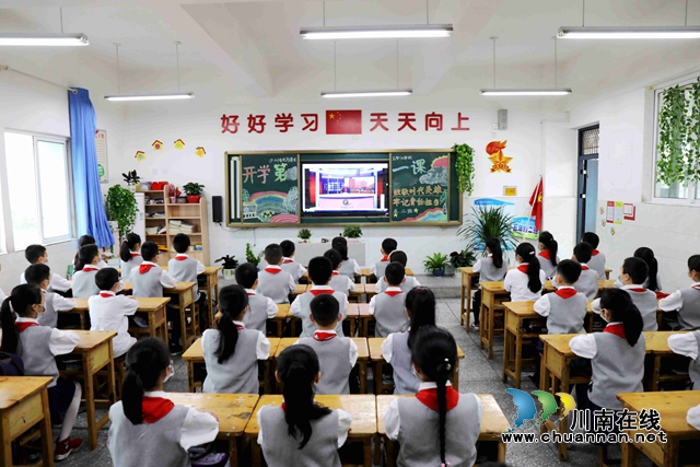 龙马潭：抗疫英雄走进课堂 电视直播讲述援鄂故事(图3)