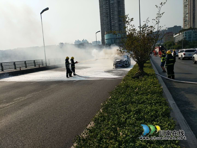 泸州沱二桥上一辆车燃烧　消防员2分钟内控制住火情(图4)