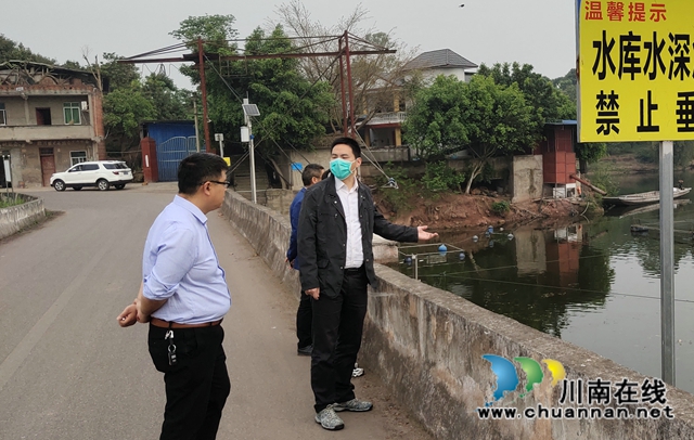 泸县潮河镇开展河长制巡查并督导河道垃圾大清理专项行动(图2)