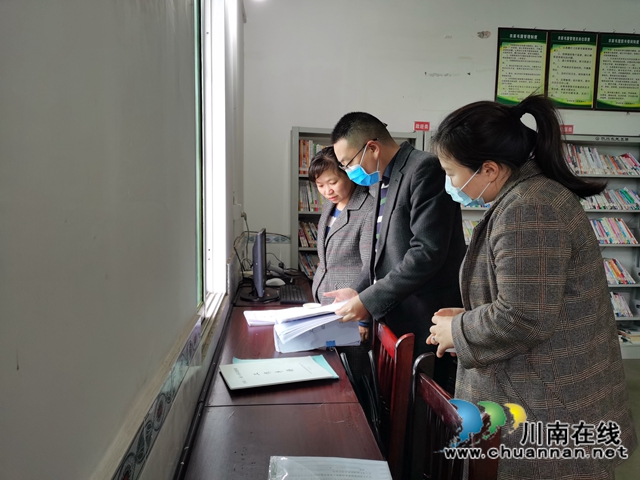 泸县县委宣传部、县文广旅局到立石镇指导贫困村文化室暨文化院坝建设(图1)
