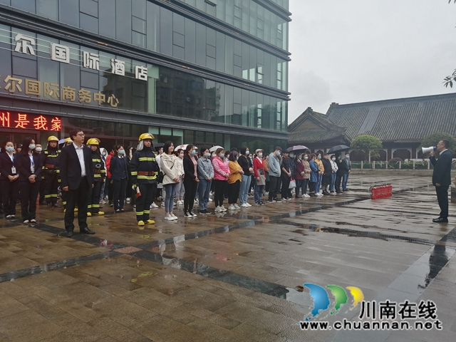 江阳区北城街道皂角巷社区组织开展消防安全应急演练(图2)