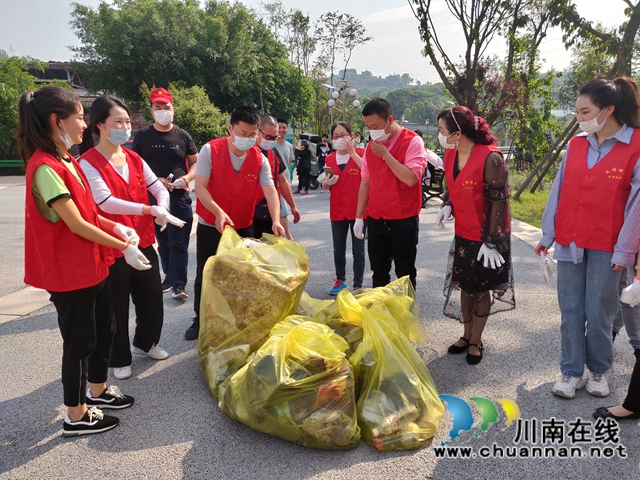 龙马潭区罗汉街道开展“与绿色相约，与环保同行”青年志愿者爱卫活动