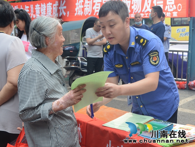 龙马潭区小市街道开展“5.12”全国防灾减灾集中宣传活动