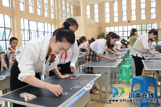 叙永县城西实验学校：师生笔尖对决，千人在线“观战”