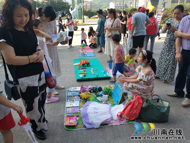 江阳区茜草街道渔子溪社区开展“快乐分享 爱心无限”六一节亲子跳蚤市场活动(图2) 江阳区茜草街道渔子溪社区开展“快乐分享 爱心无限”六一节亲子跳蚤市场活动(图2)