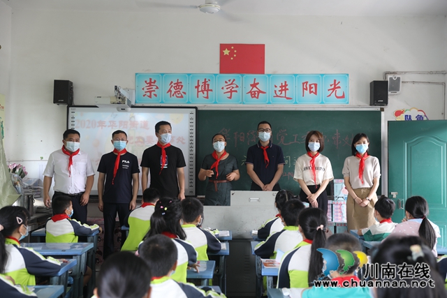 江阳区华阳街道：“六一”礼包传递爱