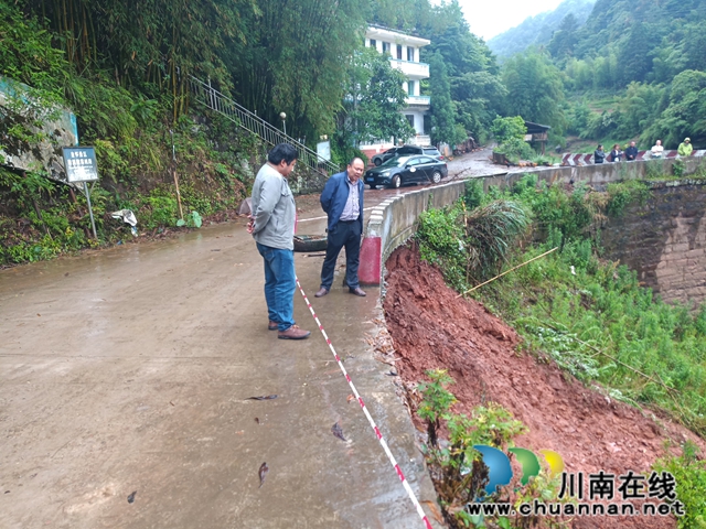 合江先滩镇：查看小槽河段水位涨水以及山洪灾害点位受灾情况