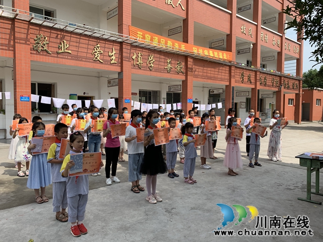 泸县得胜小学仁和完小举行具有村校特色的“六一”活动(图3)