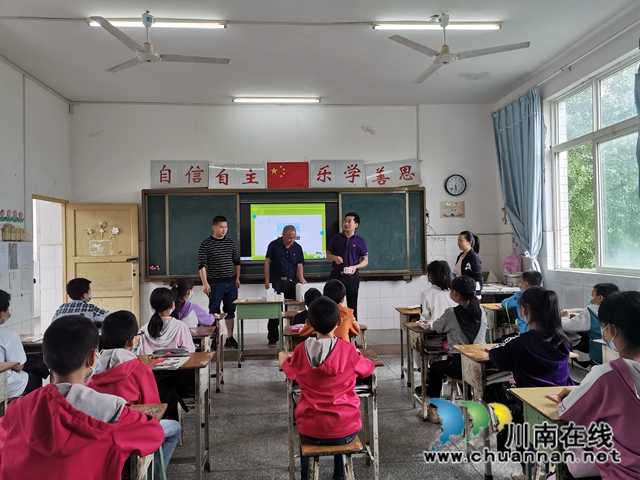 泸县太伏镇：驻村工作队聚焦产业  夯实青桥村脱贫根基