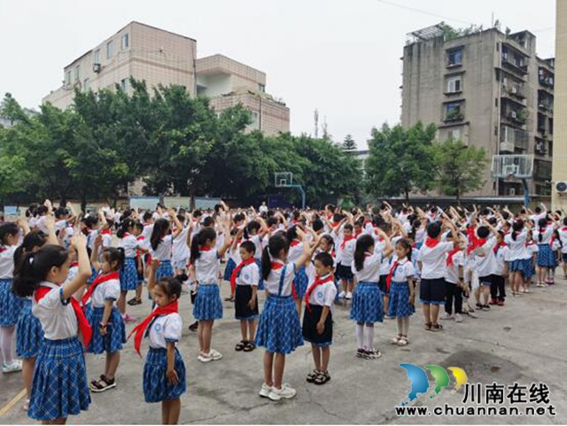 龙马潭区新民小学举行“迎接少代会,争做好队员”新队员入队仪式(图2) 龙马潭区新民小学举行“迎接少代会,争做好队员”新队员入队仪式(图2)