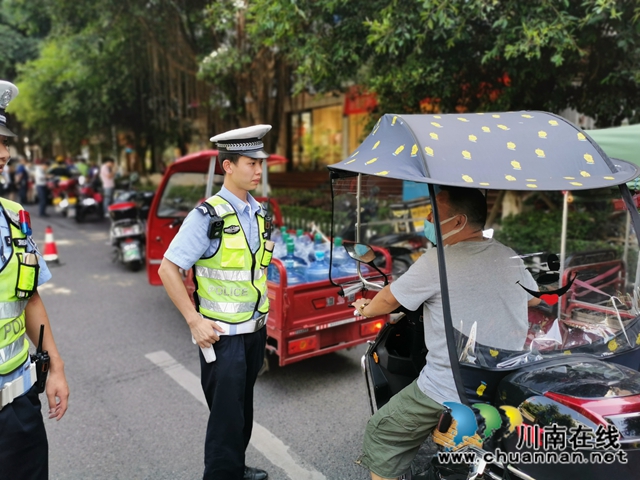 合江交警严查“一盔一带”，助力安全出行